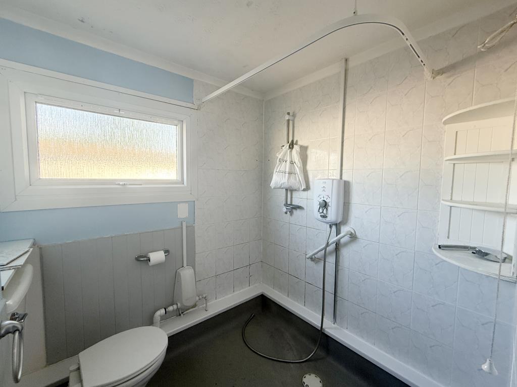 Lot: 14 - HOUSE IN NEED OF IMPROVEMENT - Shower Room of Semi in Need of Improvement
